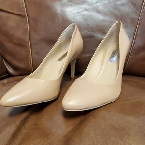 Tan classic style INC pumps